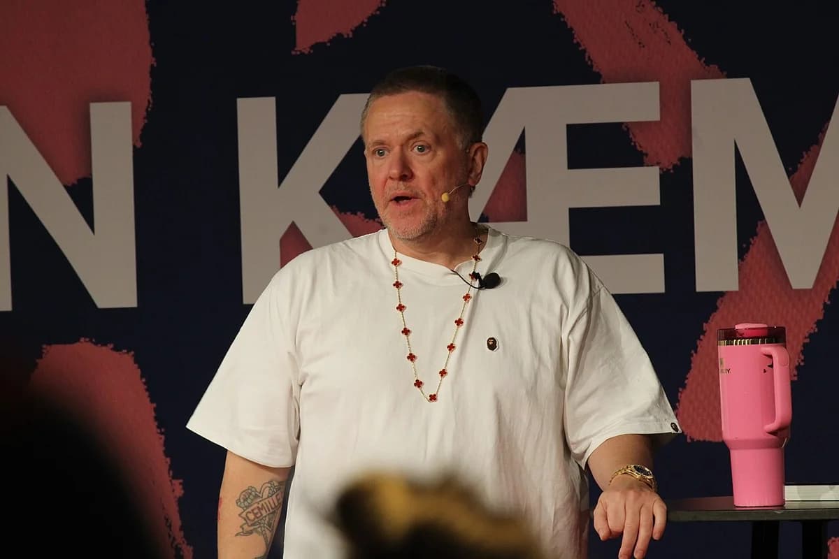 Anders Matthesen speaking on stage at Bogforum 2025.