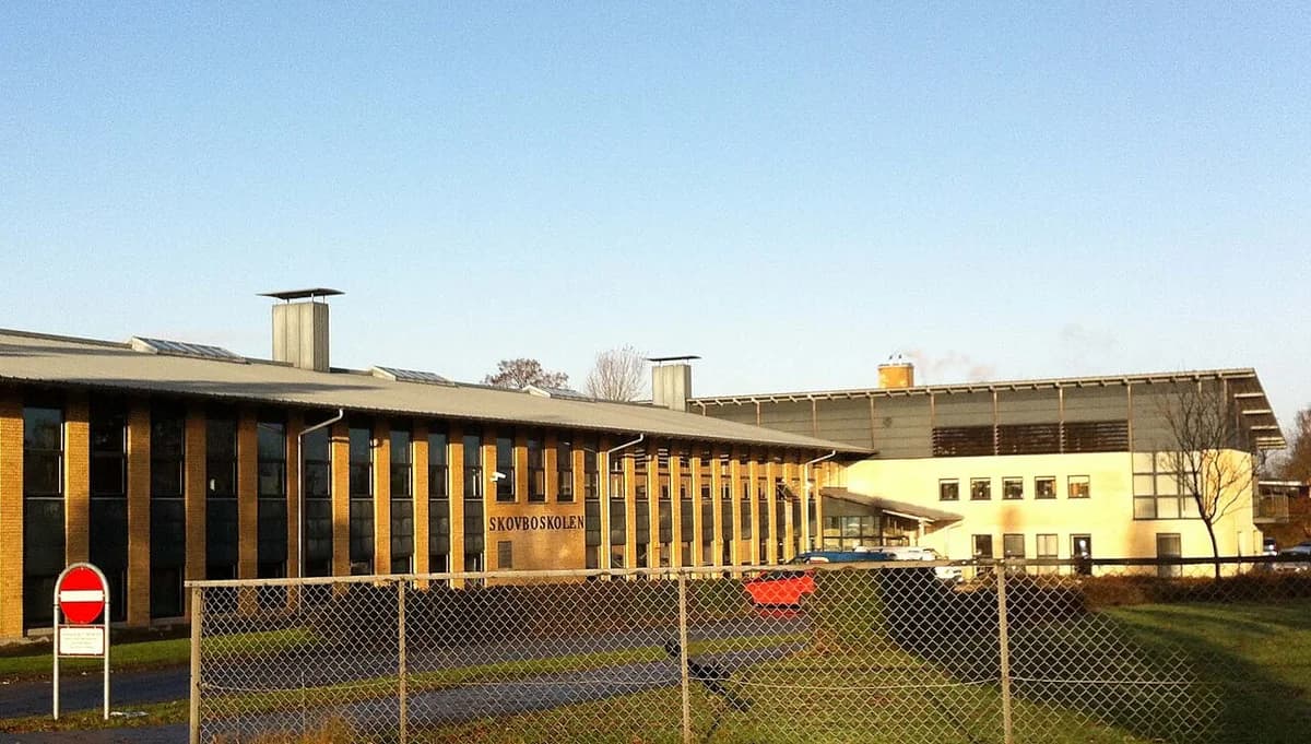 Exterior of Skovboskolen school building in Bjæverskov.